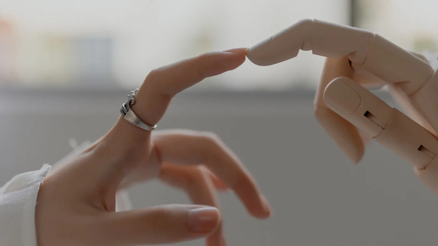 Hand mit weisser Maniküre und Silberring – Symbolbild für Präzision und KI-Agenten.