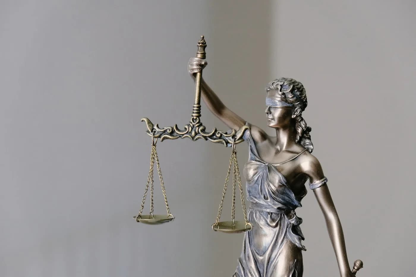 Lady-Justice-Statue mit Waage und Schwert – Symbolbild für KI-Regulierung und EU AI Act.