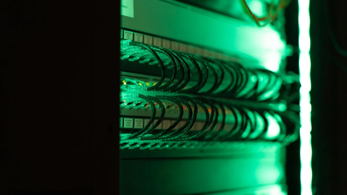Symbolbild für Single-Cloud-Risiko – Warum Multi-Cloud für Schweizer Unternehmen sicherer ist.